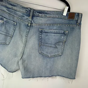American Eagle Distressed Shorts Sz 18 Light Medium Wash Denim Raw Hem thumbnail 8
