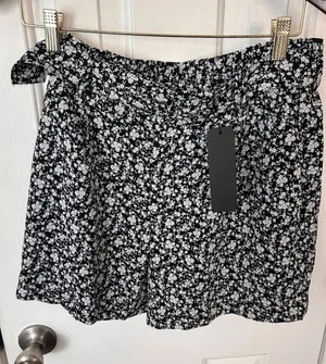 Vici women’s floaty shorts flowery black and white with the belt size medium new thumbnail 1