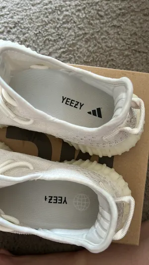 Yeezy 350 V2 thumbnail 4