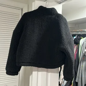 Francesca‘s Black Sherpa jacket size large thumbnail 2
