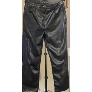 Title: Hunter & Brown Black Faux Leather Straight Leg Pants XL thumbnail 3