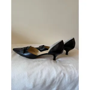 AK Anne Klein Pointed Toe Pumps Women's Size 8.5M Black Kitten Heels Pull-On thumbnail 3
