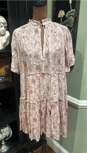 Karlie Light Pink Tiered Floral Mini Dress – Size Large thumbnail 1