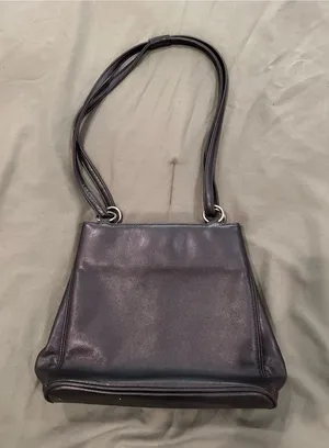 Elegant Black Leather Shoulder Bag with Double Straps thumbnail 1