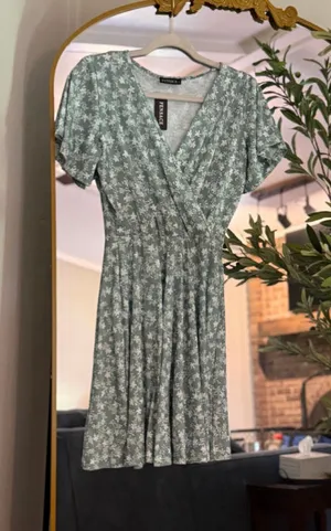 NEW Floral Mini Dress Wrap V Neck S Green thumbnail 1
