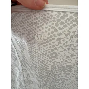 Lululemon Long Sleeve Top Bundle Grey Space Dye & Snakeskin Animal Print Size 4‎ thumbnail 7