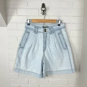 Vintage Liz Wear Liz Claiborne Light Wash Pleated Denim Shorts Size 12 thumbnail 2