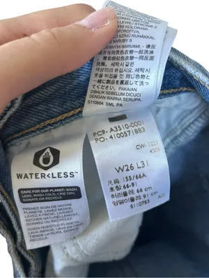 Levi's 94 Baggy Jeans in Light Touch Wash Size 26 Gently Used thumbnail 6
