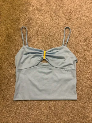 SHEIN Light Blue Cutout Cami Top with Gold Accent Bar thumbnail 3