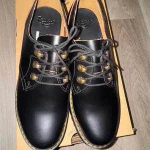 Dr. Martens LEONA LOW Platform Shoes Black Leather Chunky Heel Women's Size 9 thumbnail 4