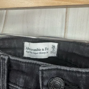 Abercrombie & Fitch Women’s 2 Short High Rise Skinny Jeans Black thumbnail 2