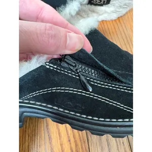 UGG Australia 5457‎ Black Suede Sheepskin Lined Clog Mule Shoes Women Size 7 thumbnail 4