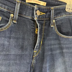 Levis Classic Mid Rise Skinny Jeans Womens 2 Dark Wash Blue Denim‎ Pants thumbnail 3