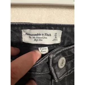 Abercrombie‎ & Fitch Curve Love 90s Relaxed Jean High Rise Black 27 4R Raw Hem thumbnail 2