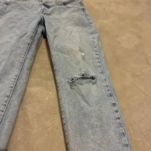 Old Navy Womens O.G. Straight High Rise‎ Light Wash Distressed Jeans Size 14 thumbnail 3