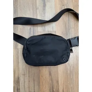 Lululemon‎ Everywhere Belt Bag Black Crossbody Waist Bag OS Nylon thumbnail 2
