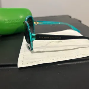 Kate Spade Green Wraparound Sunglasses with Matte Finish thumbnail 4