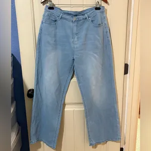 Light Wash Distressed Wide Leg Jeans NWOT thumbnail 2