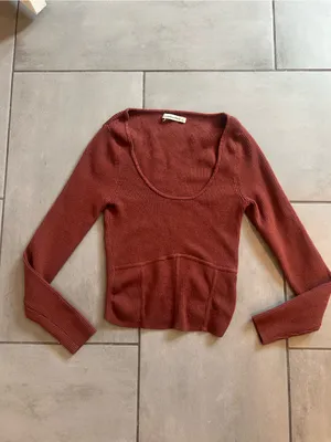 Abercrombie & Fitch Ribbed Scoop-Neck Long-sleeve Crop Top | Rust-brown thumbnail 2