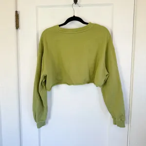 Vitality | Balance Athletica Warm Up Raw Hem Crop‎ Crewneck Sweatshirt Green thumbnail 6