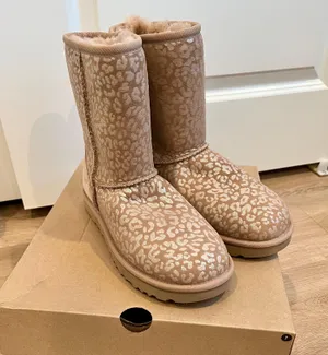 UGG Women’s Classic Short Boots Snow AMP size 7 NWT thumbnail 1