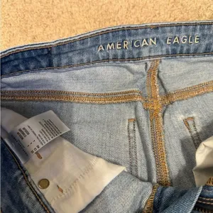 American Eagle Outfitters Mom Jean Ripped Jeans thumbnail 3