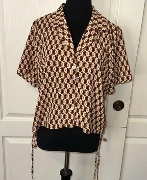 Sweet Rain Young Contemporary Retro Brown Print Button Up Crop Side Tie Polo thumbnail 1