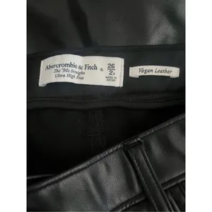 Abercrombie & Fitch Black Vegan Leather 90s Straight Ultra High Rise Pants 2/26 thumbnail 3
