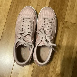 Nike Blazer Low Platform ESS Pink Oxford Summit/Rose Whisper Women’s Size 10 thumbnail 2