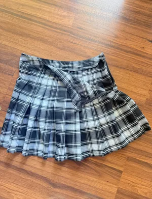 Forever 21 Black & White Pleaded Skirt thumbnail 3