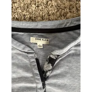 Anne‎ Klein Women's Light Blue Long Sleeve V-Neck Tee Size Small thumbnail 2