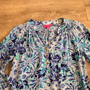 Lilly Pulitzer Elsa Silk Blouse Long Sleeve V-Neck‎ Top Smocked XSmall XS thumbnail 3
