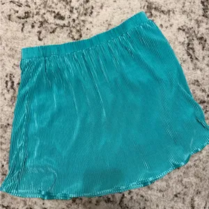 Beautiful boutique She + Sky mini ribbed flowy turquoise skirt thumbnail 1