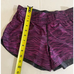 Fantastic Lululemon Hotty Hot Reversible Shorts Size 4 thumbnail 6