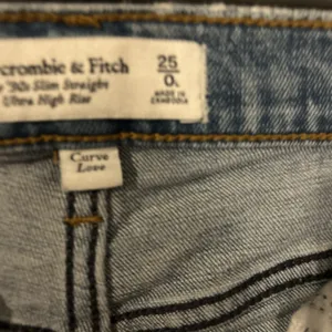 Abercrombie & Fitch Curve Love 90s Slim Straight Jeans Ultra High Rise 25 0L thumbnail 6