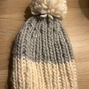 American Eagle Outfitters Cream and Gray Knit Hat thumbnail 5