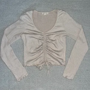 MoaMoa Woman’s Cream Beige Cropped Front Ruffle Lettuce Long Sleeve Blouse Sz Sm thumbnail 2
