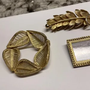 Lot Of 3 Gold Tone Vintage Costume Brooches thumbnail 2