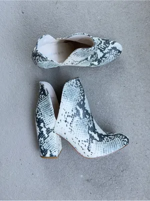 Steve Madden White and Black Snake-Print Pointed Ankle Booties Sz 8 thumbnail 2