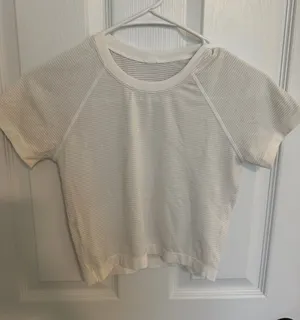Lululemon cropped top thumbnail 1
