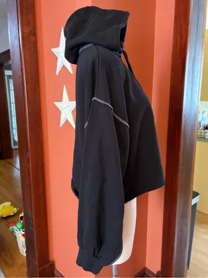 Levi's Black Raw-Hem Cropped Hoodie thumbnail 3
