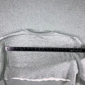 Nike Sweatshirt Women M Grey Cropped Raw Hem‎ Center Swoosh Pullover Fleece thumbnail 8