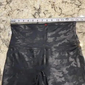 Spanx Faux Leather Camo Black Leggings Size Large‎ thumbnail 9