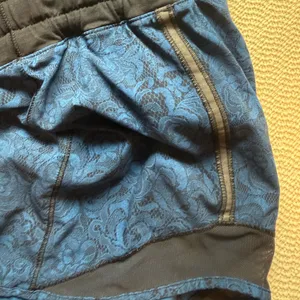 Lululemon Hotty Hot Short Black Blue 8 Women's Mini Park Lace Multi Black thumbnail 4