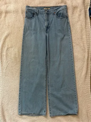 Levi Premium Ribcage Wide leg light wash in size 31 thumbnail 2