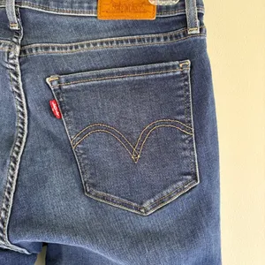 Women's‎ Levi's Jeans Curvy Medium Wash Denim 28x29 Capsule Wardrobe US Size 6 thumbnail 9