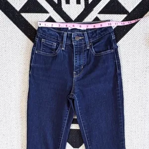 Levi’s 725 High Rise Bootcut Jeans in Cast Shadows - Dark Wash Size 23 thumbnail 5