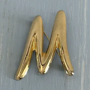 Awesome Vintage Brooch Initial M Or W Shiny Gold Tone Metal thumbnail 1