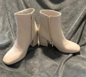 SO Rayven Bone Block Heel Ankle Boots – Size 7 thumbnail 1