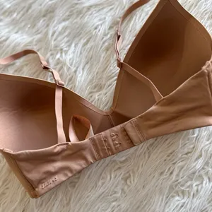 Skims Wireless Form T-shirt Bra Ochre Size 32D thumbnail 6